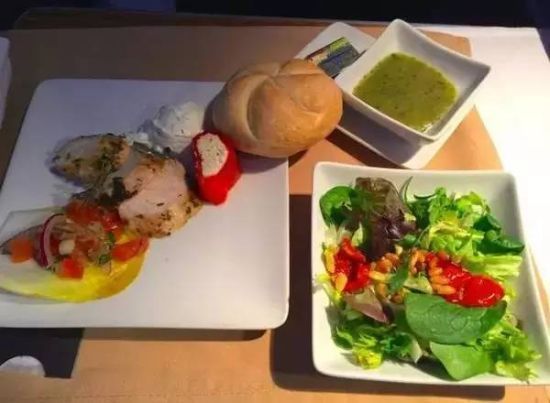 阿联酋航空公司餐食_阿联酋航空餐食菜单_阿联酋航空飞机餐图片