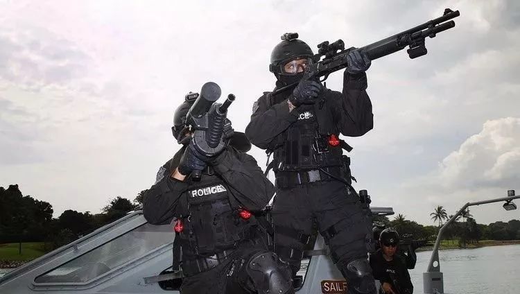 新加坡警察荷枪实弹装备大曝光!