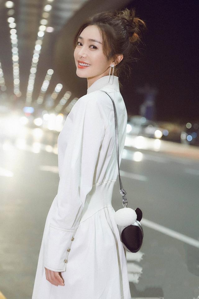 當袁泉與秦嵐撞衫同款白色長裙，終於明白了氣質到底有多重要 時尚 第3張