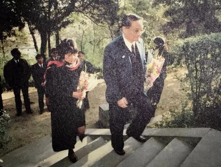 1992年12月3日,金庸与夫人林乐怡来到硖石西山凭吊表兄徐志摩.