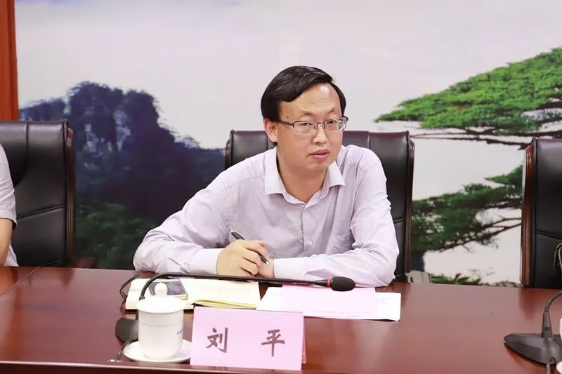 广东省碳酸钙镁分会秘书长刘平介绍了广东省碳酸钙分会情况和与来宾