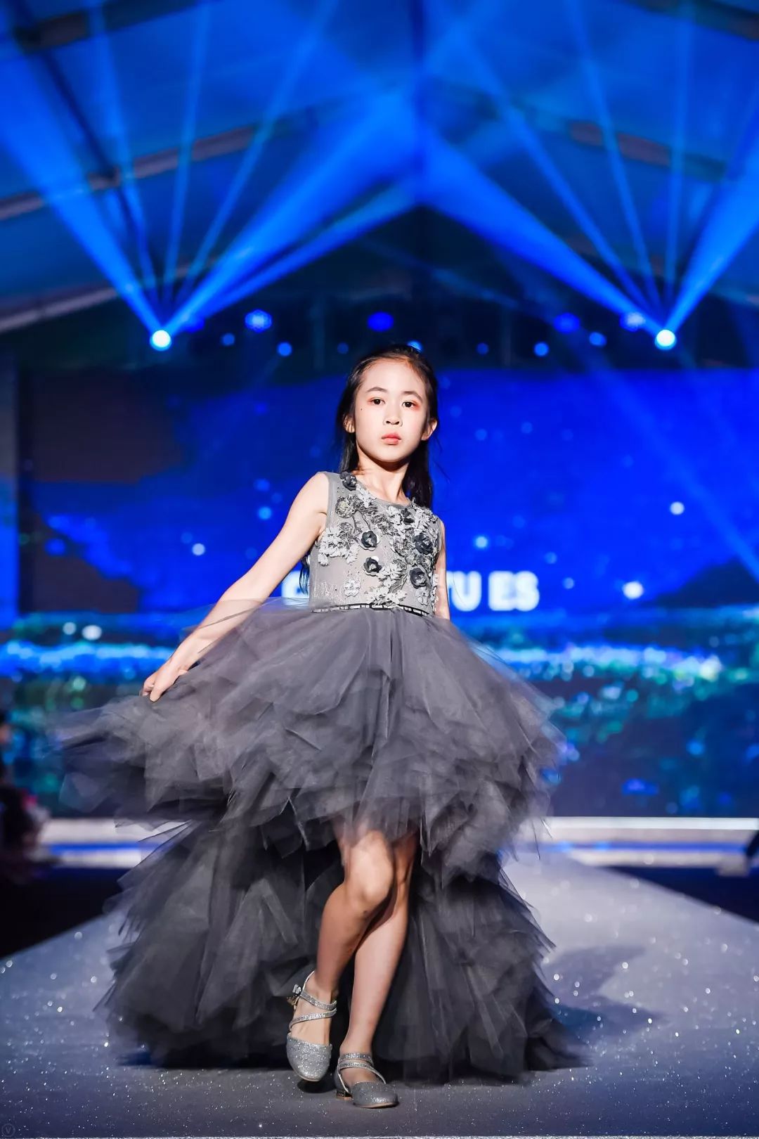 2018中国国际儿童时装周压轴大秀童趣commetues抓住童年的彩色尾巴