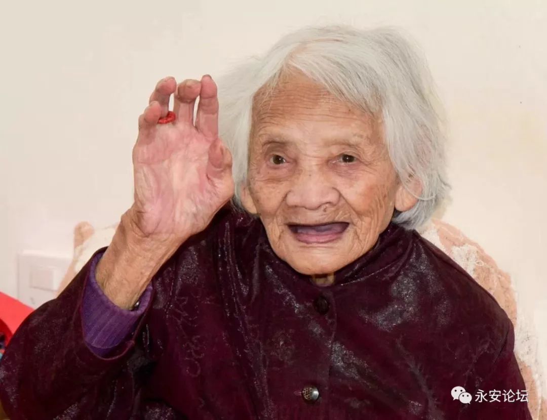 73岁儿子伺候99岁妈妈吃饭_凤凰网视频_凤凰网