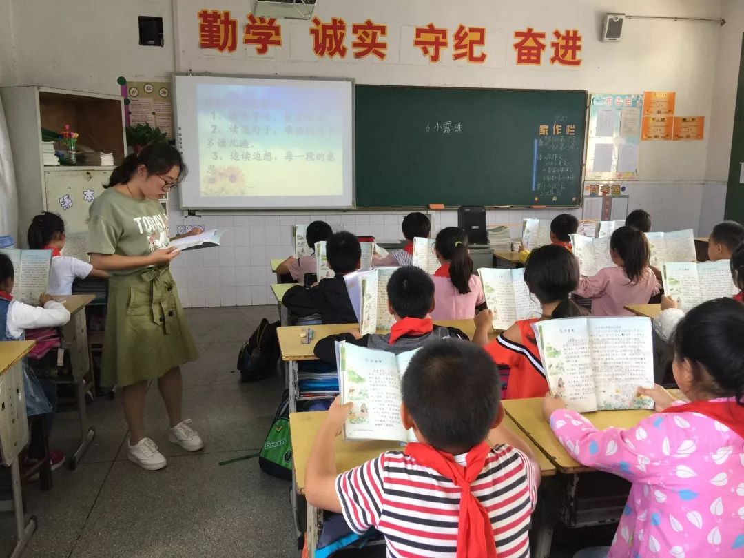 金莉红老师与卜弋小学的结对徒弟老师徐瑶研讨她的区调研科课,精心