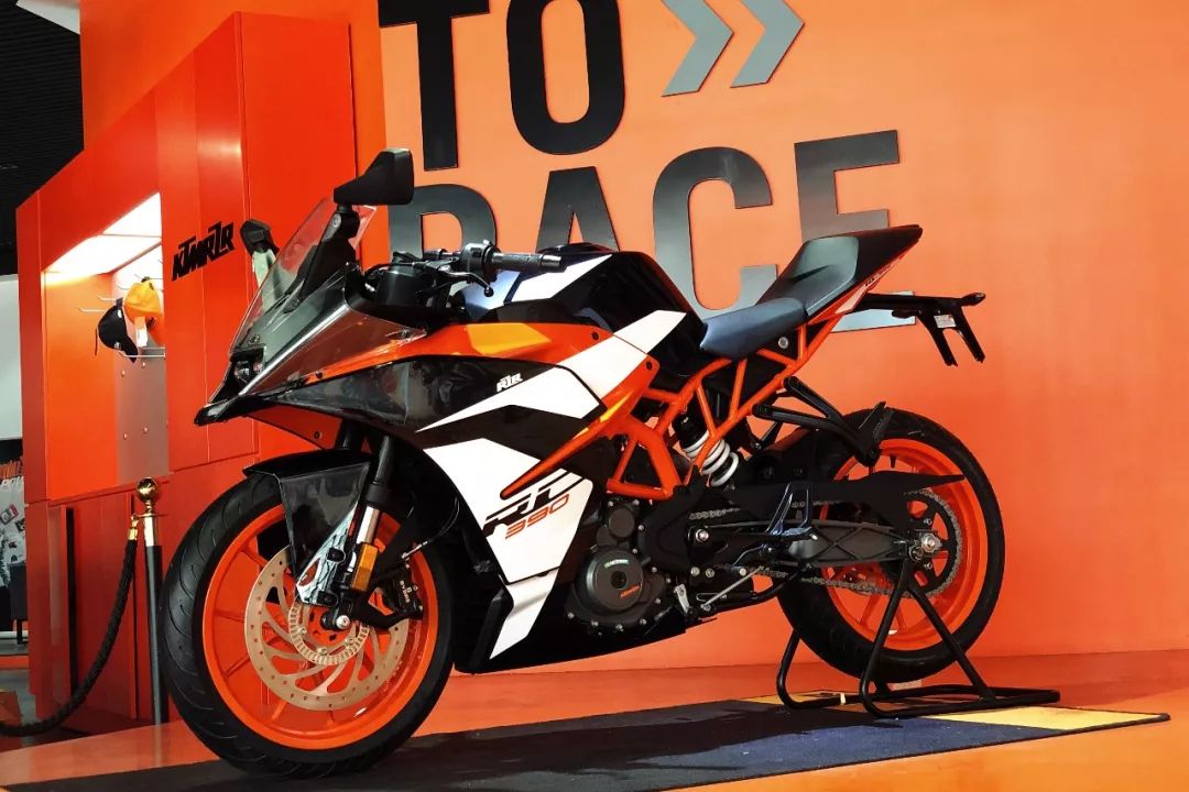 赛道见真章,ktm 新 rc390 弯道火箭升级,"锁"向披靡人生