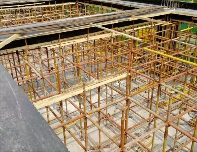 图3 pk叠合板支撑系统及600mm宽水平模板(4)墙,柱,梁钢筋绑扎楼层