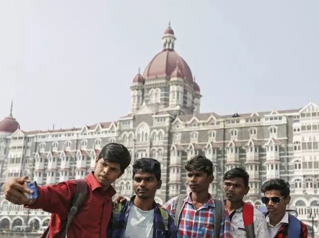 事件发生九周年之际,印度年轻人在事发地点之一的泰姬陵酒店门前自拍