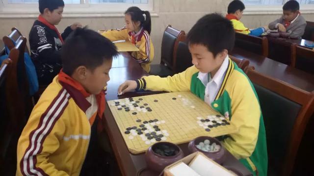 围棋技艺展风采胜利少年获佳绩