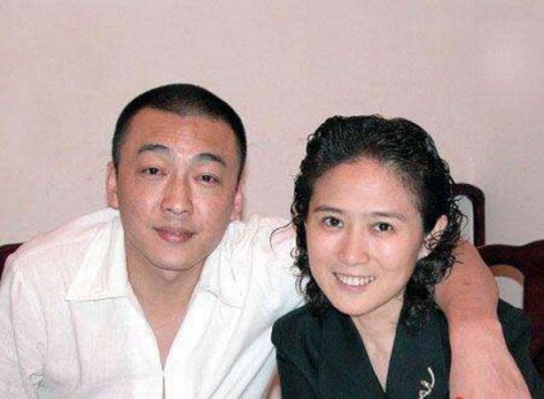 这对夫妻跟李咏哈文同班同宿舍也是竞争对手如今成电视界大腕