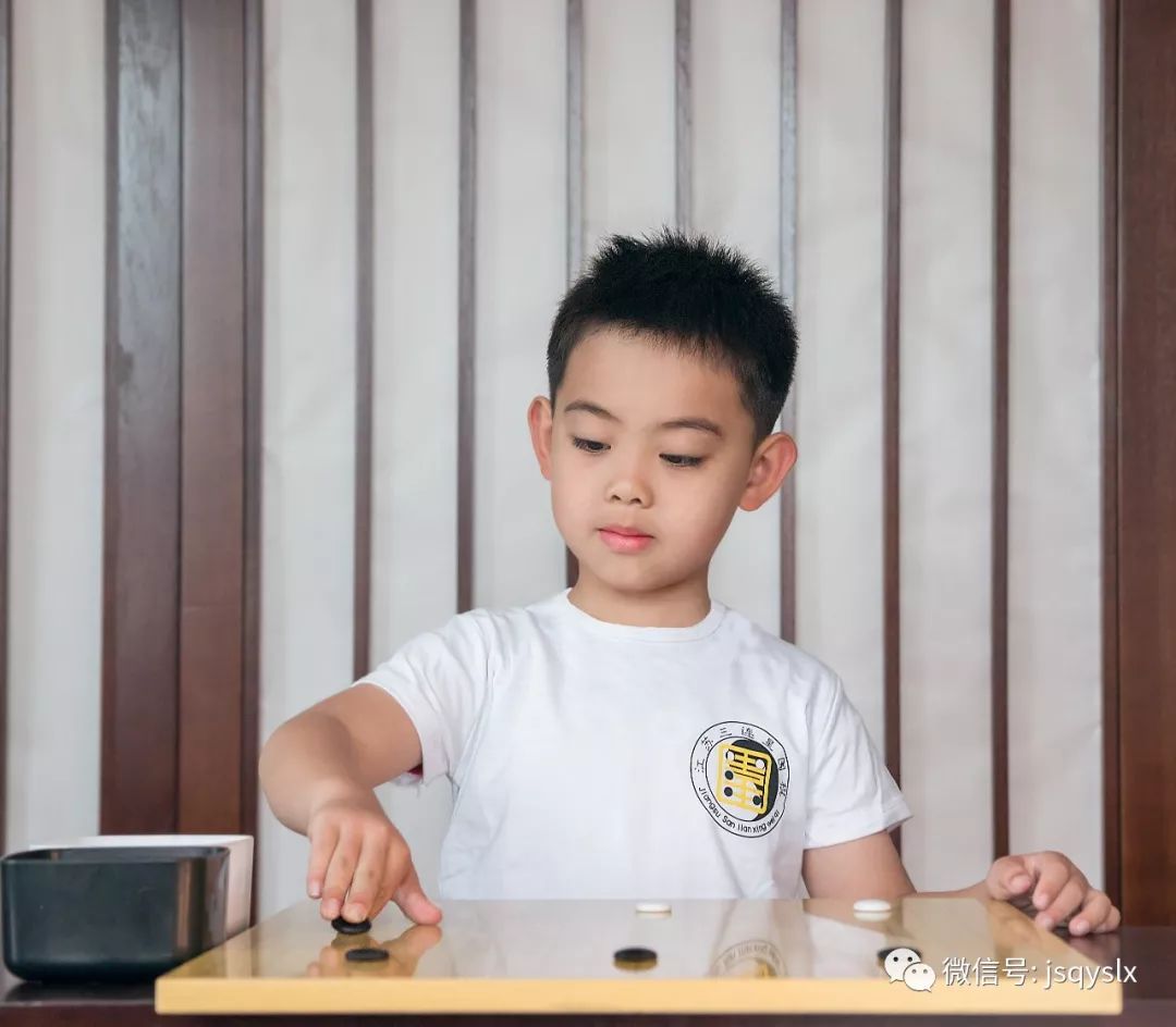 侯铎谦 1段 鼓楼区幼儿园围棋比赛大班组亚军 1个月跳级至1段戴弋洋1