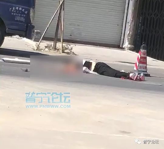 惨烈!视频曝光揭阳某路口车祸,女子惨遭泥头车碾压身亡!