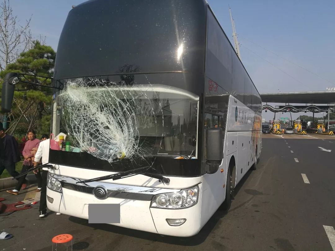 前方高能警告!高速大巴遭遇"天外飞棒",车上坐着51个乘客