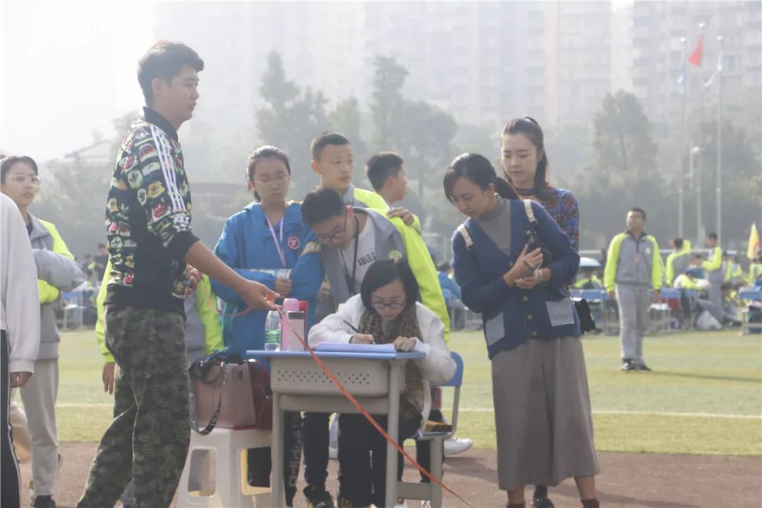 泸州七中佳德学校第六届田径运动会精彩剪影——运动健儿奋拼搏 精彩