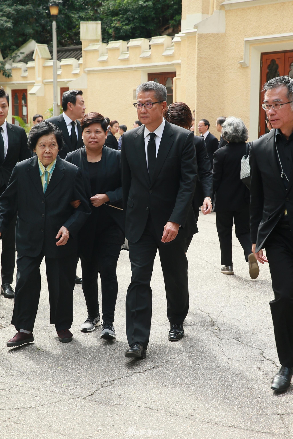 香港富豪郭炳湘葬礼 霍启刚刘銮雄李家诚徐子淇等众多富豪到齐