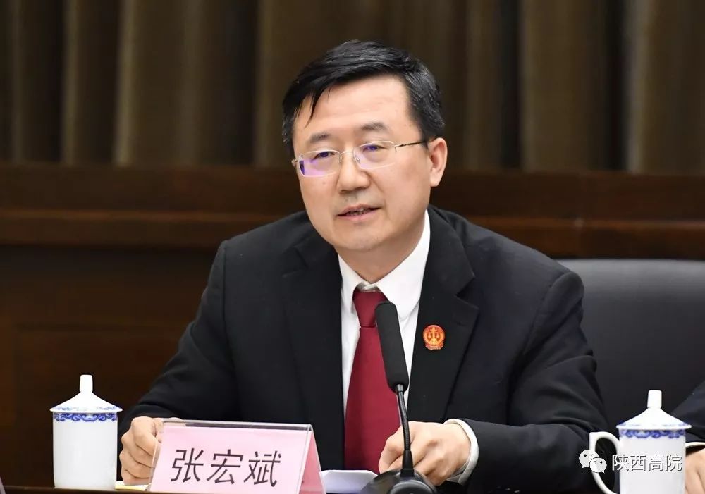 省法院党组成员,政治部主任张宏斌主持会议,他指出,"大家提出的意见