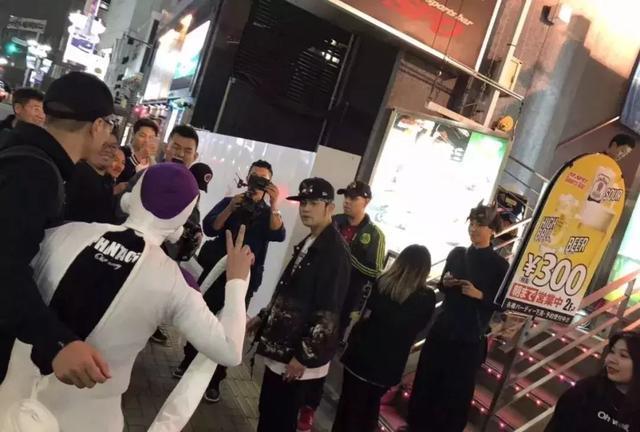 周杰倫扮成加藤現身萬聖節，被萬人追著跑，東京街頭上演釜山行 娛樂 第1張