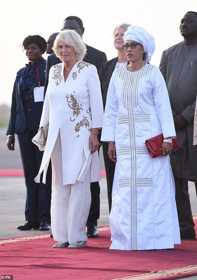 查爾斯夫婦訪問非洲，71歲卡米拉刺繡長衫好驚艷，氣質要超戴妃啦 時尚 第2張