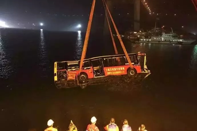 重庆公交车坠江事件，遭遇汽车落水如何逃生自