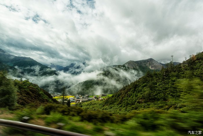 在行驶的车,车窗外的风景