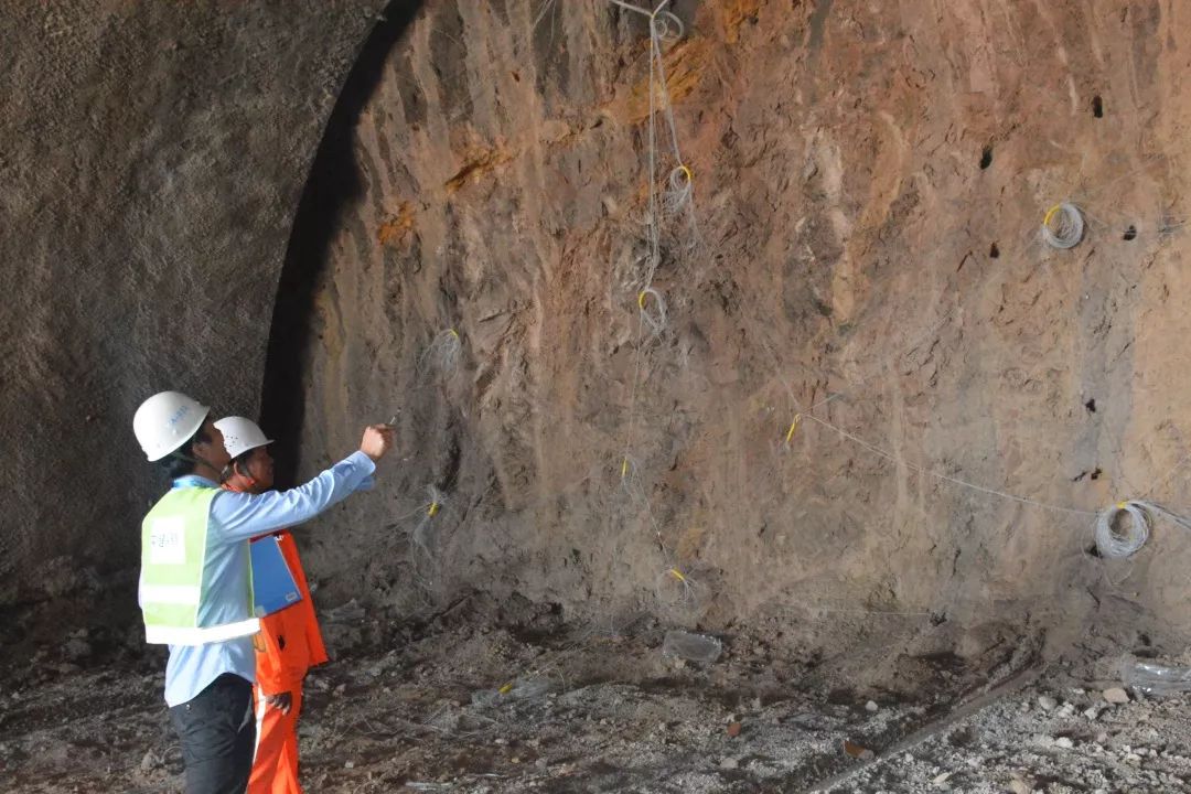 丽刃出鞘中建云南华丽高速公路马鞍山隧道双线顺利贯通