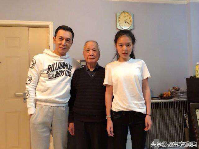 李詠和家人的一張合照，後面的時鐘讓人淚目，網友：這是天意 娛樂 第6張