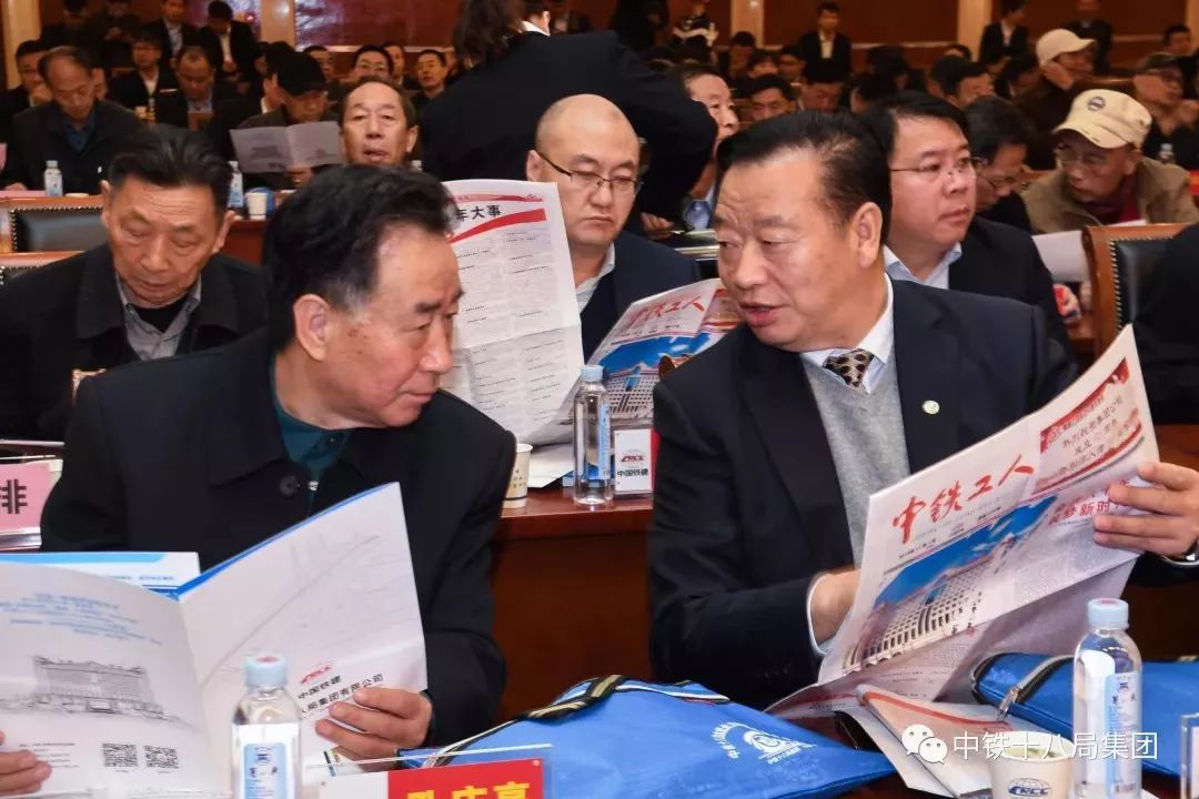 与会代表阅览会议资料一图看懂集团公司党委书记,董事长王兴周会上