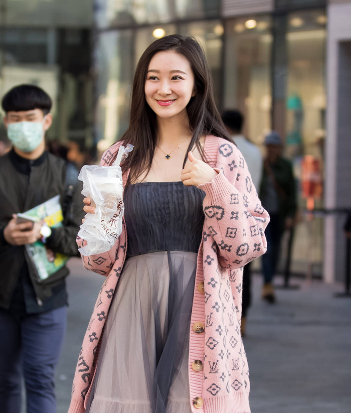 街头"饱满"的女子,个个珠圆玉润,风姿绰约