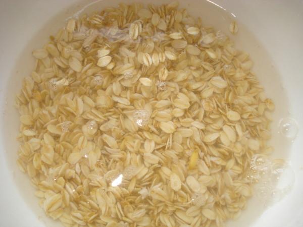 3.大米用洗干净,倒入玉米渣一起泡一会,燕麦片洗干净