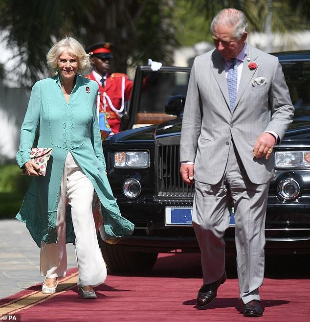 查爾斯夫婦訪問非洲，71歲卡米拉刺繡長衫好驚艷，氣質要超戴妃啦 時尚 第6張