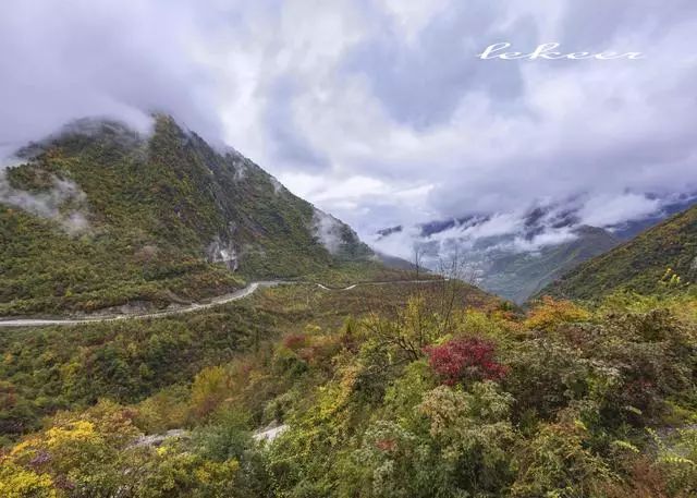 贯穿文县境内的兰渝线,像一条玉带缠绕文县著名的高楼山.