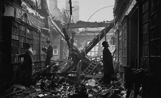 1940年10月22日,位于伦敦肯辛郡"荷兰屋图书馆"被德军炸成废墟.