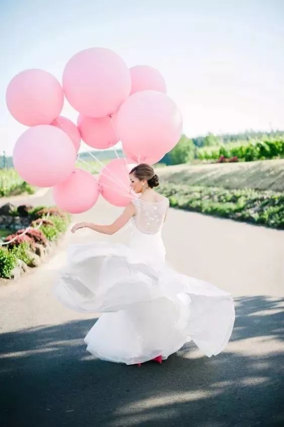 婚纱照气球_拿气球的婚纱照(2)