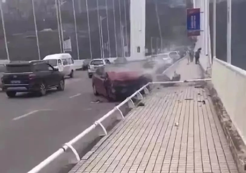 重庆公交车坠江事件，遭遇汽车落水如何逃生自