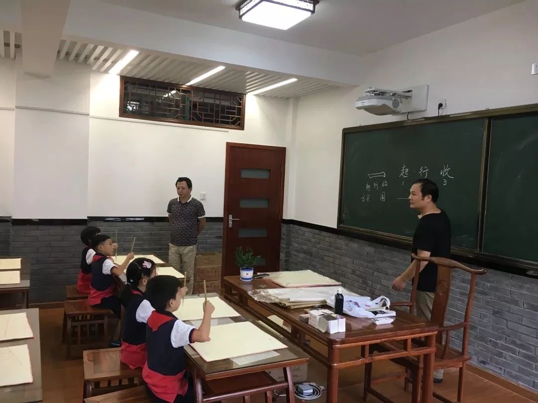 校园风采中山小学特色课程墨泼宣纸上苍劲满校园