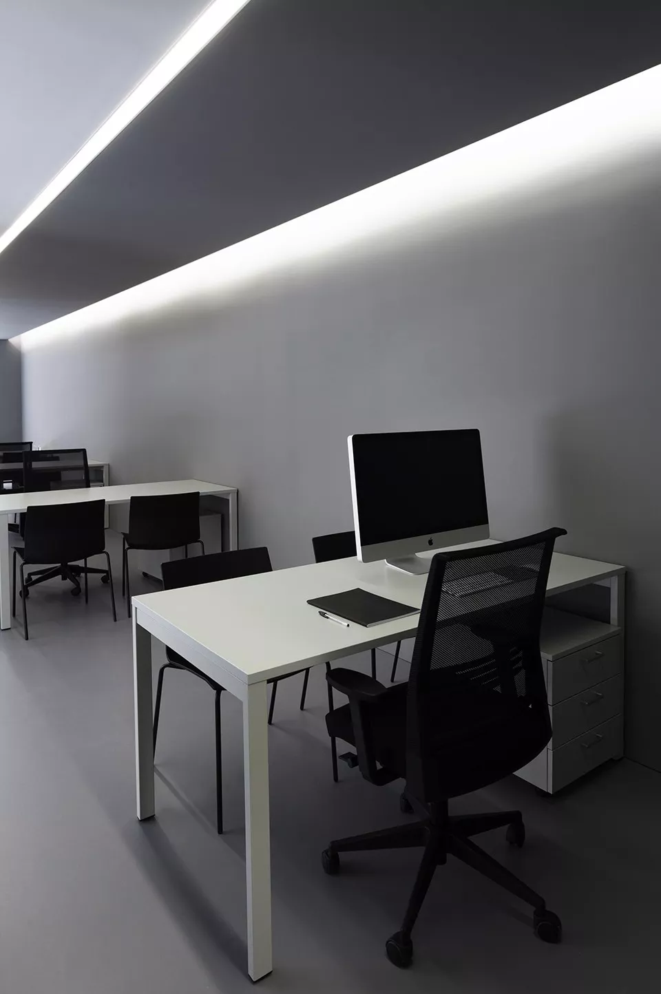 天花板的灰色部分划定出办公区域,间接式的照明为空间带来最大范围的