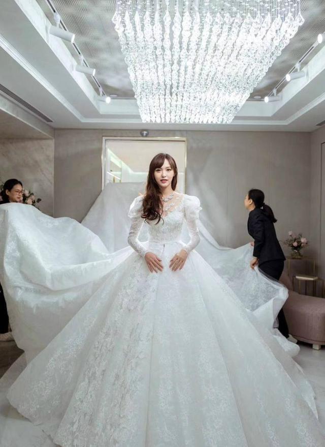 唐嫣结婚穿的婚纱和昆凌婚纱来自同一个品牌!