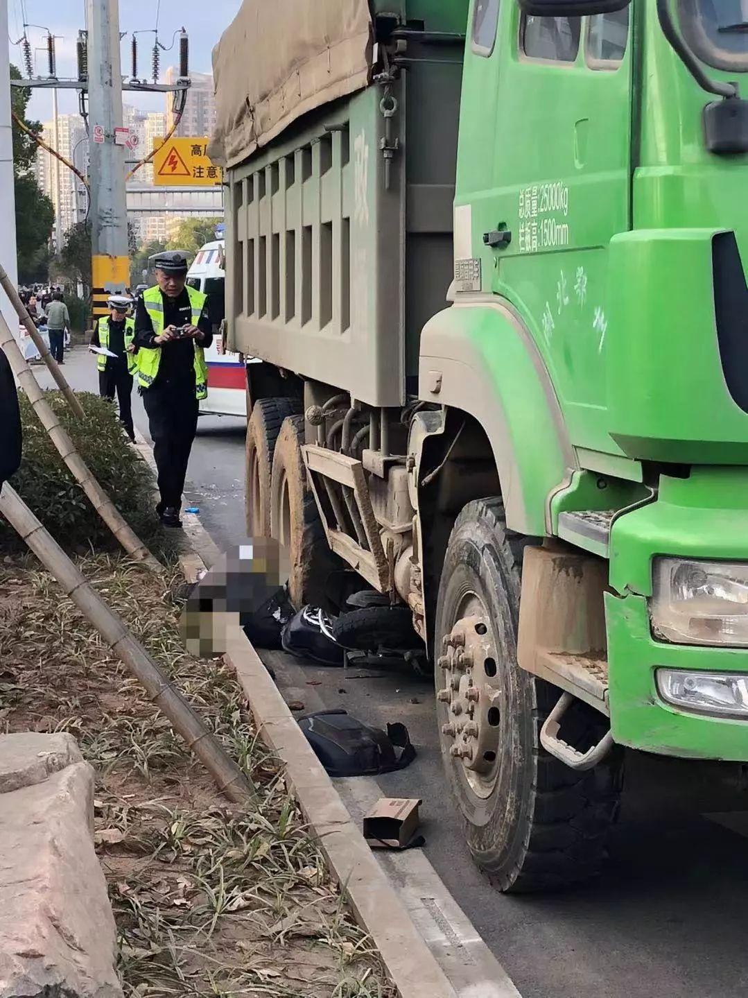 悲剧!城东突发惨烈车祸,骑车男子被渣土车拦腰碾压