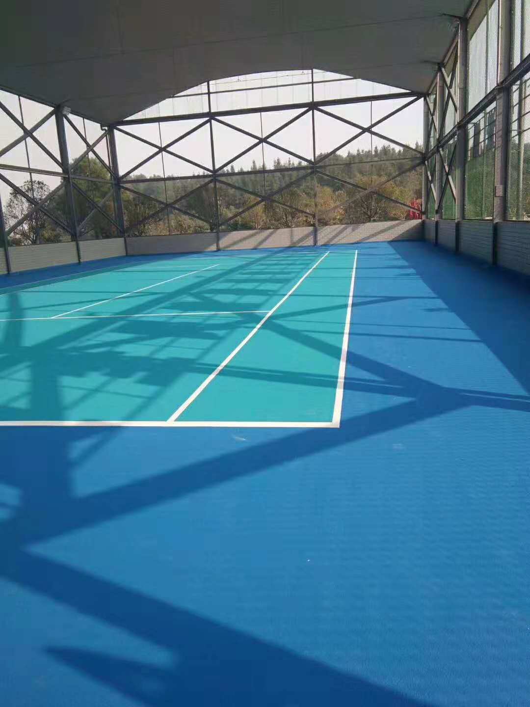 市的丙烯酸网球场完工了,客户选的蓝色做为球场的主色,海洋一样的颜色
