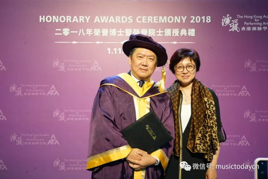 图文 指挥家余隆获颁"香港演艺学院荣誉博士"