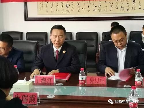 中牟县第一初级中学校长张百元向检察长丁海江颁发