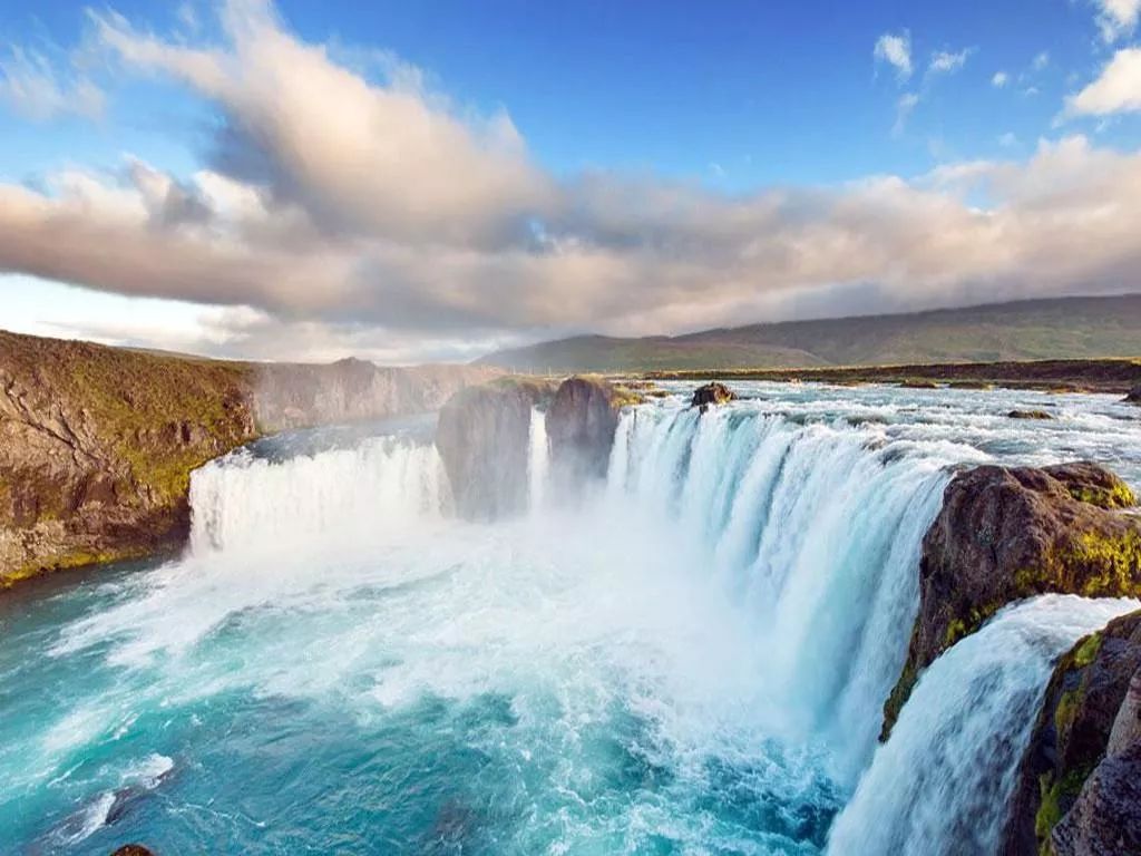 她是冰岛最大的断层瀑布,宽约 2500米,滔滔河水奔腾咆哮,轰鸣中直泻32