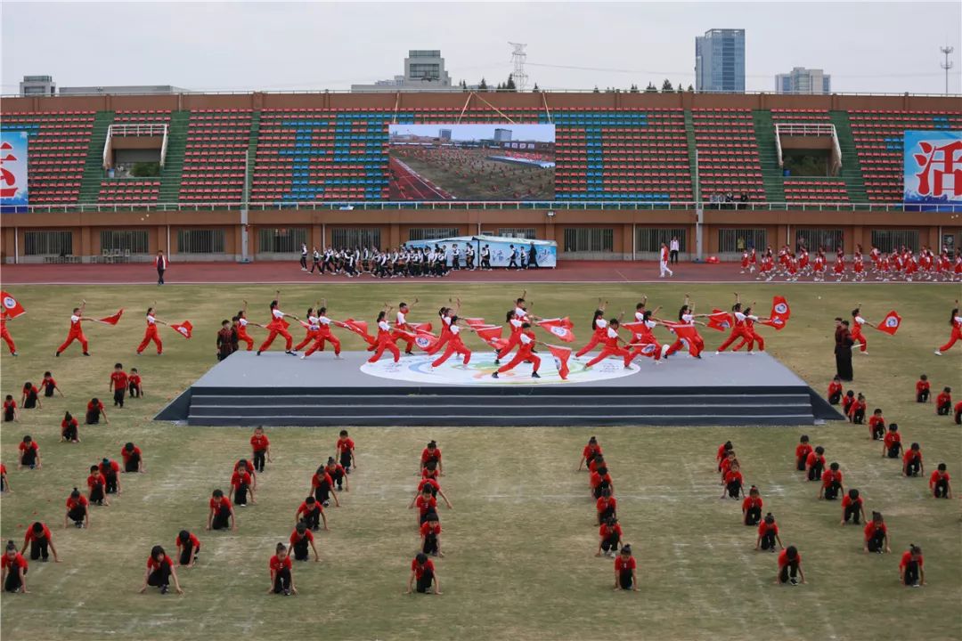 清小学,学正小学,景苑小学,月雅河小学,金沙湖实验学校共同表演健美操