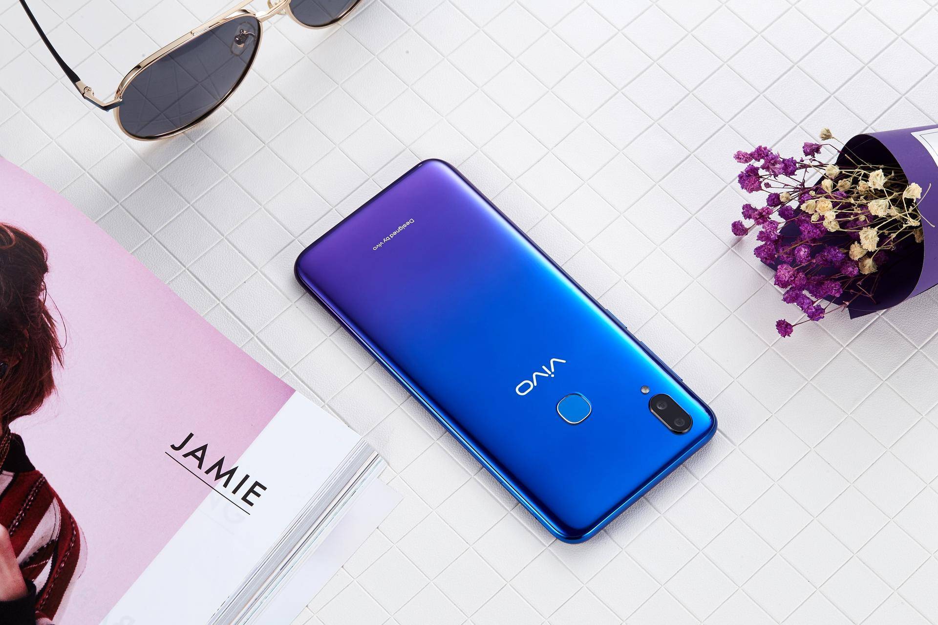 vivo z3极光蓝图赏:个性渐变时尚 骁龙710,颜值最高小钢炮