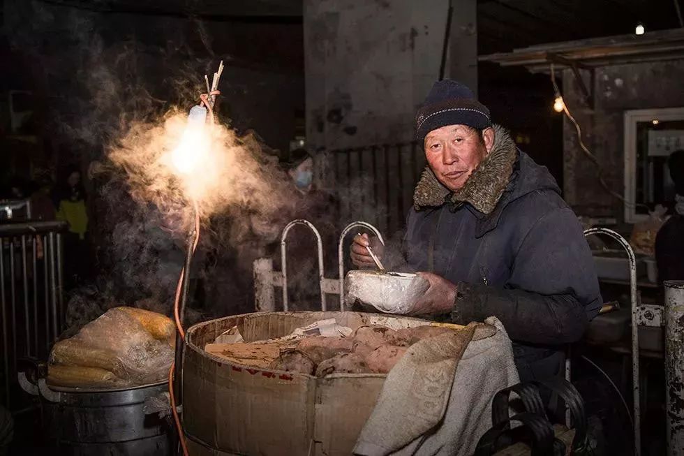 来这里继续安心当暖男我们邀请了街头烤地瓜的大爷不如烤地瓜给你吃.