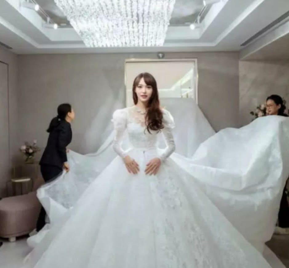 唐嫣婚禮相關人員曝出婚紗設計，見到試穿時，網友：浪費布料！ 娛樂 第3張