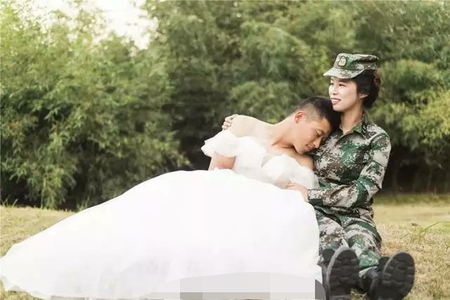 军人创意婚纱照_军人婚纱照图片