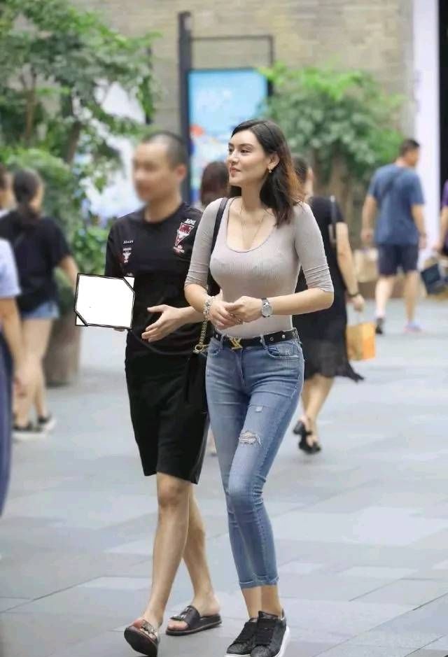 街拍身材凹凸 娇姿妩媚的美女,网友:挡不住的风情