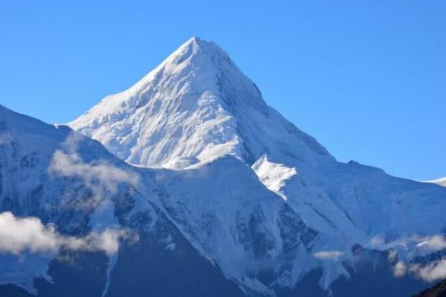 四川一座山峰比珠穆朗玛峰还难登,海拔达7556米,你敢挑战吗