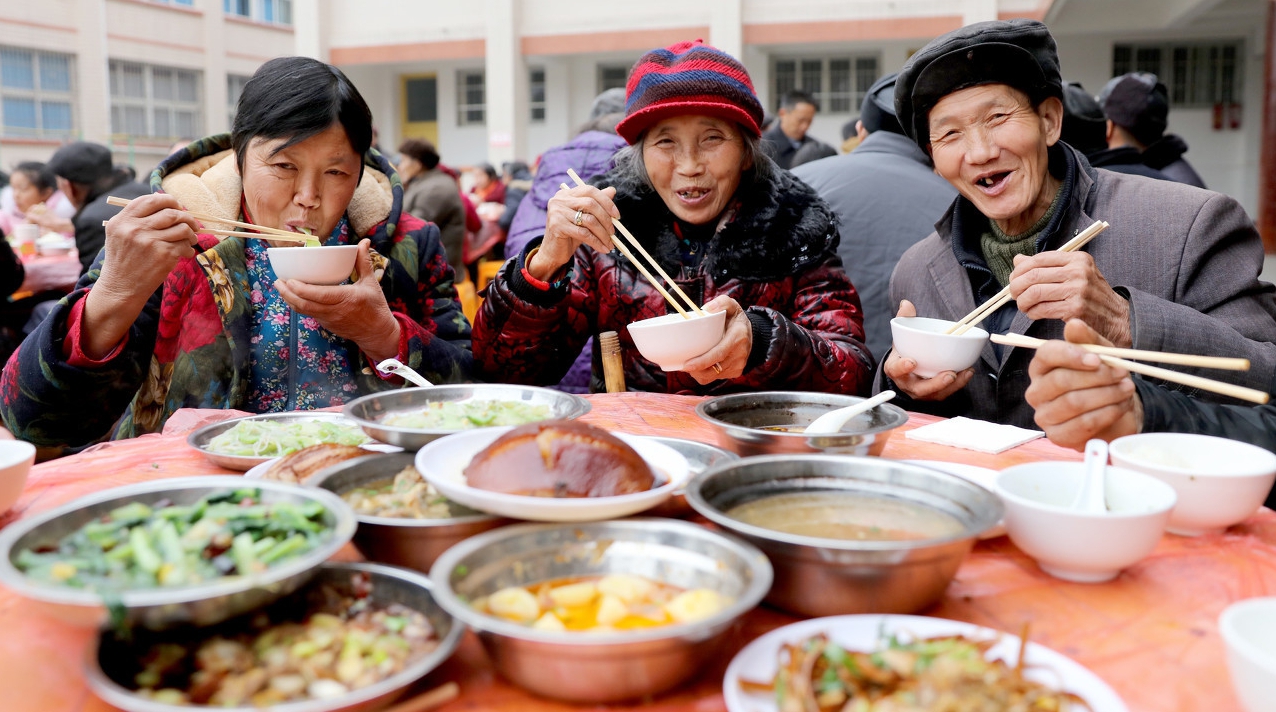 3000人同吃一桌席,每人10元的农村宴会还会热闹多久