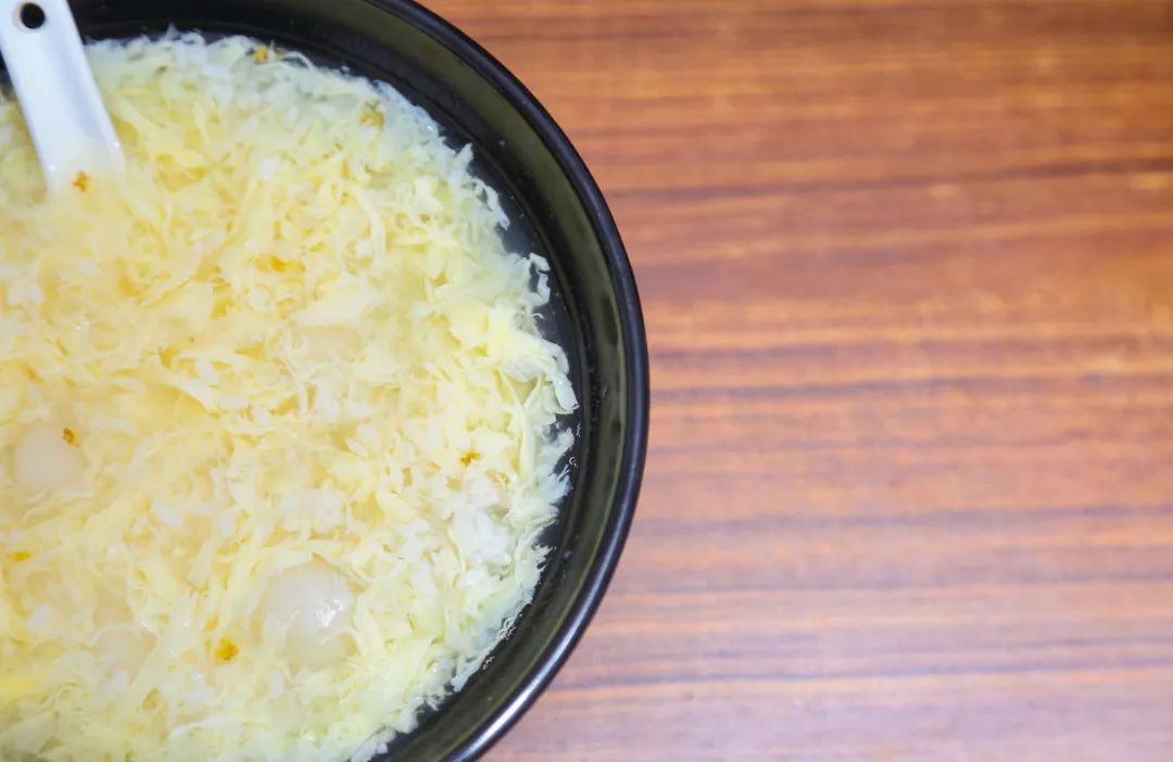 在米酒中肆意撒出一片蛋花,米酒的本身的 清香味更是得到了生华,甘甜